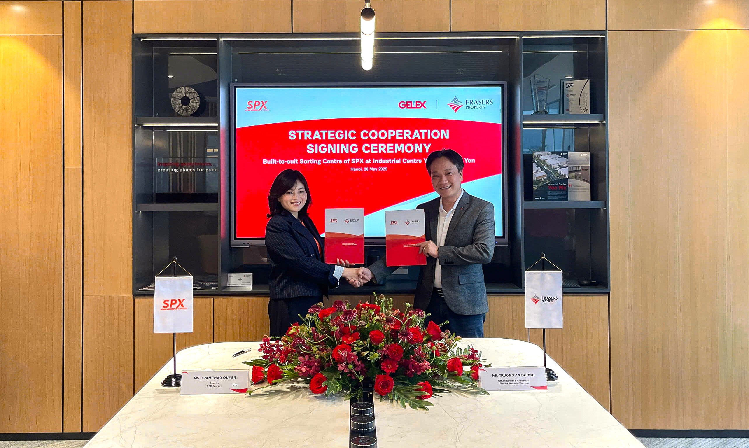 Signing agreement between representatives from Frasers Property Vietnam and SPX Express